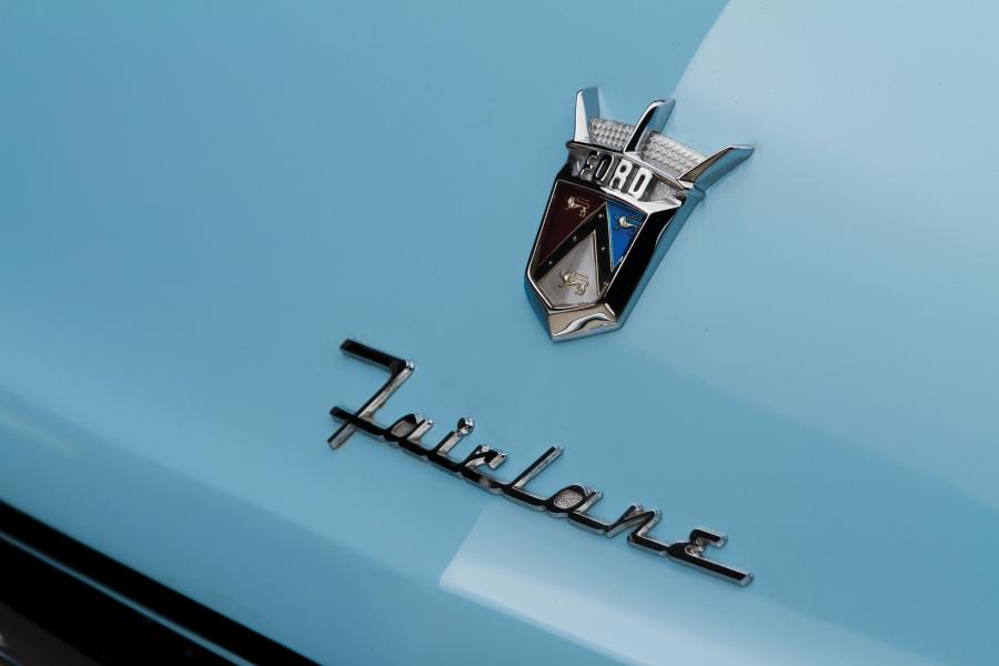  Ford Fairlane Sunliner Convertible White & Blue 1956 года  (фото 17 из 41)